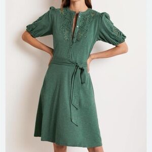 Boden Embroidered Jersey Shirt Dress in green with eyelet puff sleeves Size 2